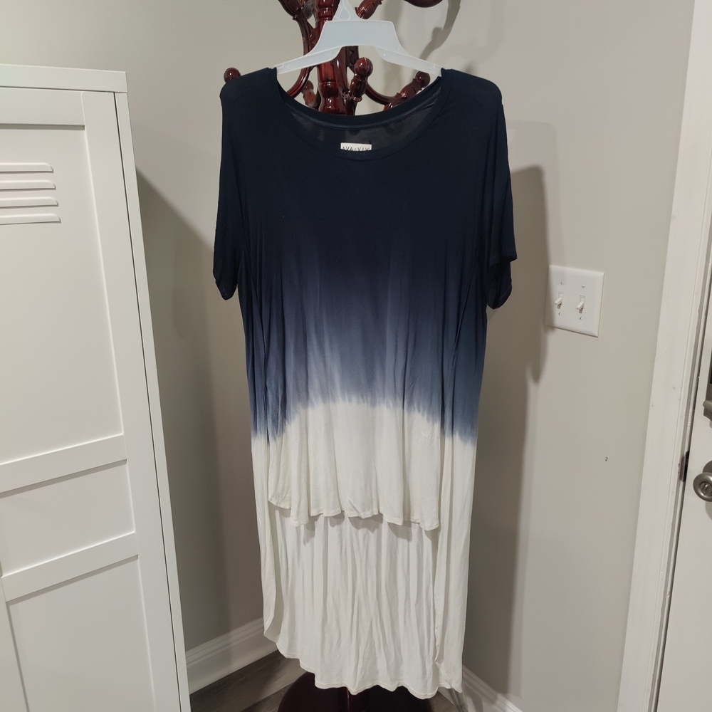 Elegant Navy & White Gradient High‑Low Tee • Soft Stretch Knit • Like New